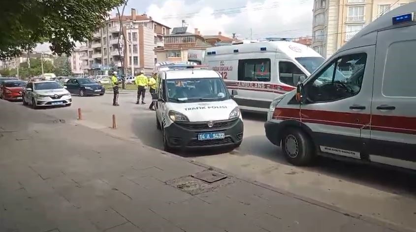 boluda-yolun-karsisina-gecmeye-calisan-anne-ve-kizina-otomobil-carpti-2-yarali