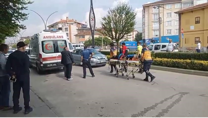 boluda-yolun-karsisina-gecmeye-calisan-anne-ve-kizina-otomobil-carpti-2-yarali