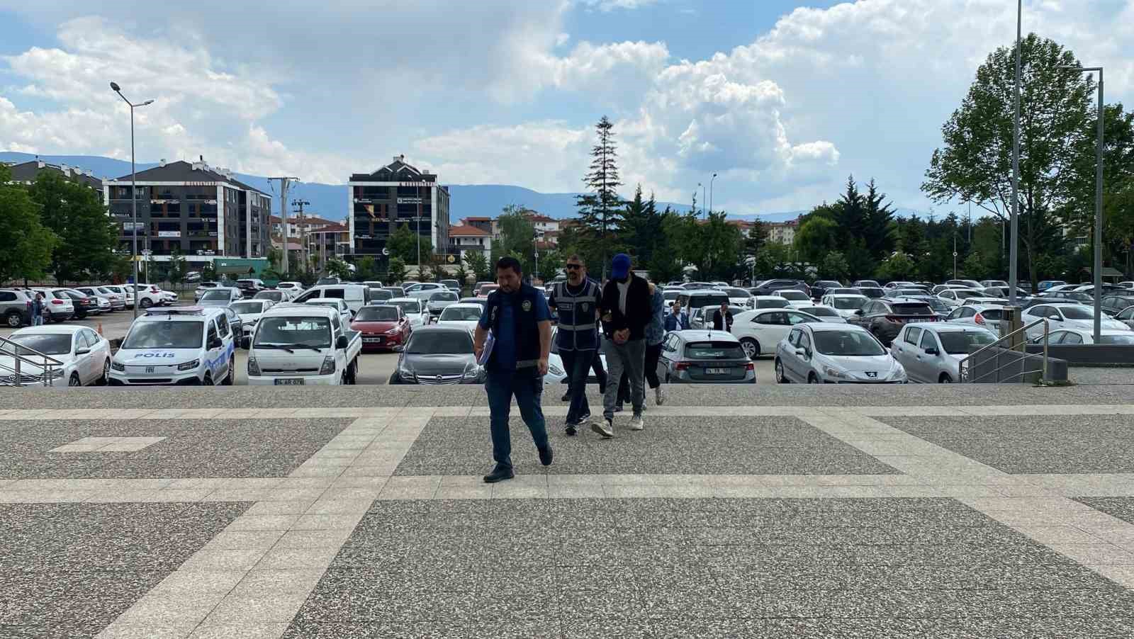 caldiklari-plakayi-baska-araca-takip-kactilar-sakaryada-yakalandilar