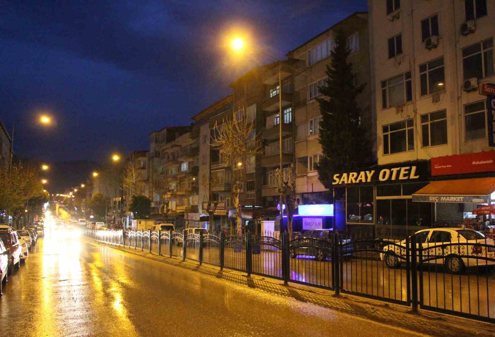canli-yayinda-oyun-oynarken-yildirim-dustu-o-anlar-kamerada