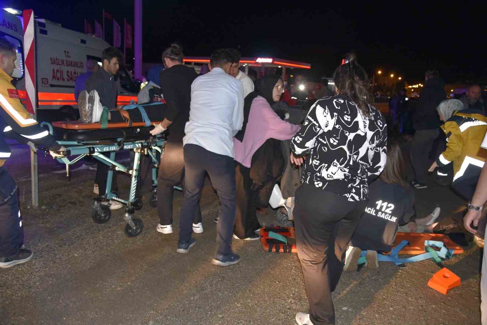 carpistiktan-sonra-savrulan-2-arac-yayalarin-arasinda-daldi-11-yarali