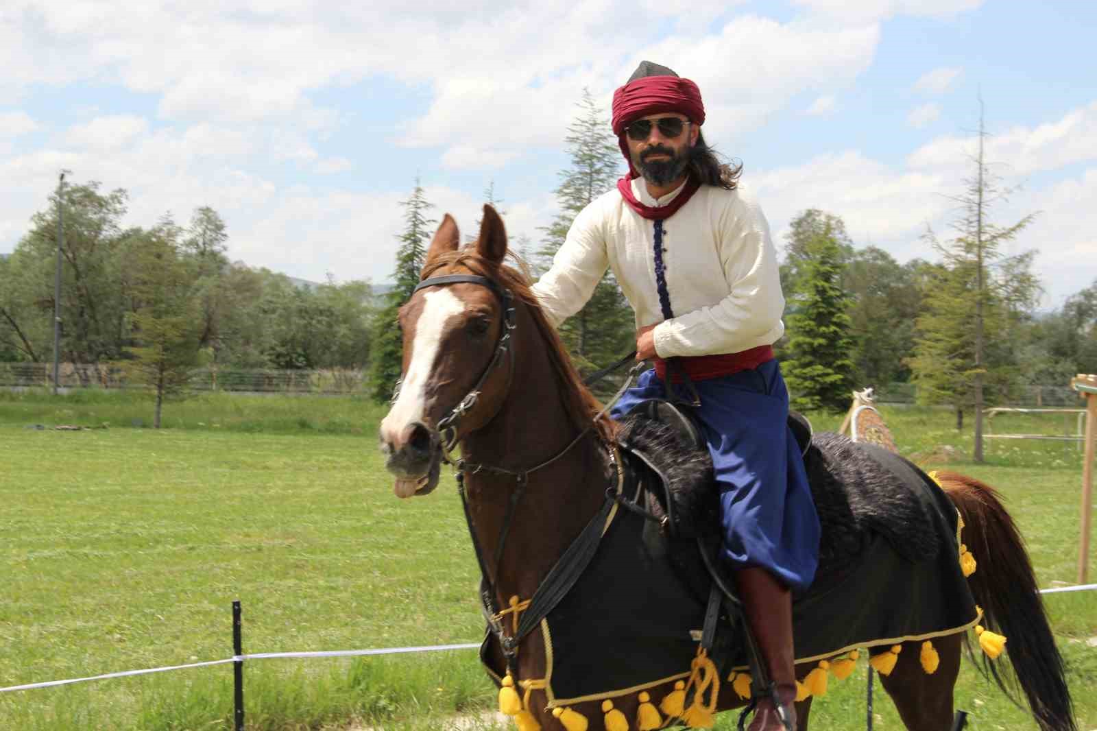 corumda-atlar-guzellikleriyle-yaristi