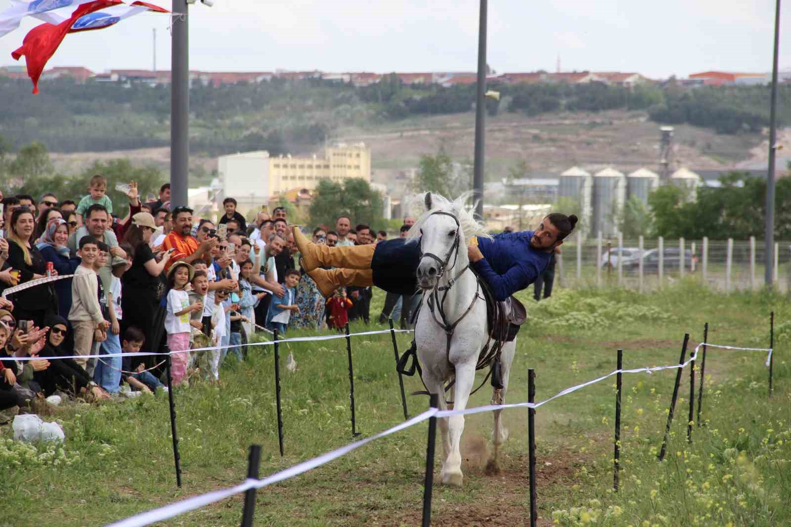 corumda-atlar-guzellikleriyle-yaristi