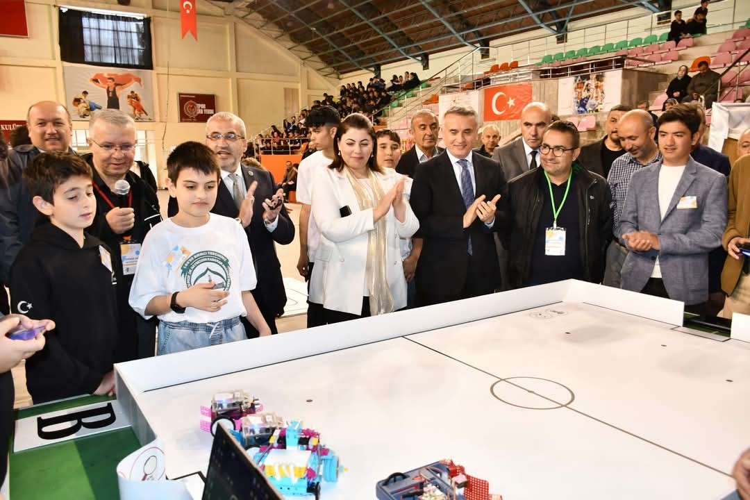 corumda-ilk-kez-duzenlenen-robofestte-44-robot-yaristi