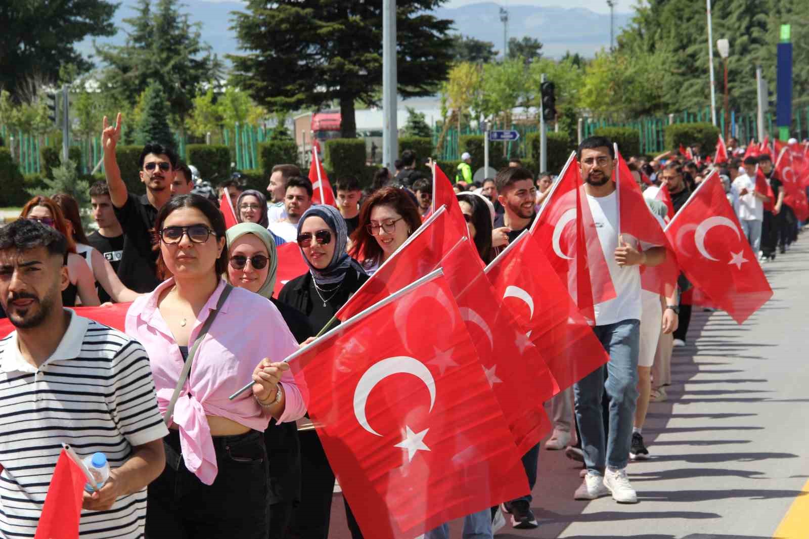 corumda-yuzlerce-universite-ogrencisinden-sehitlere-vefa-yuruyusu