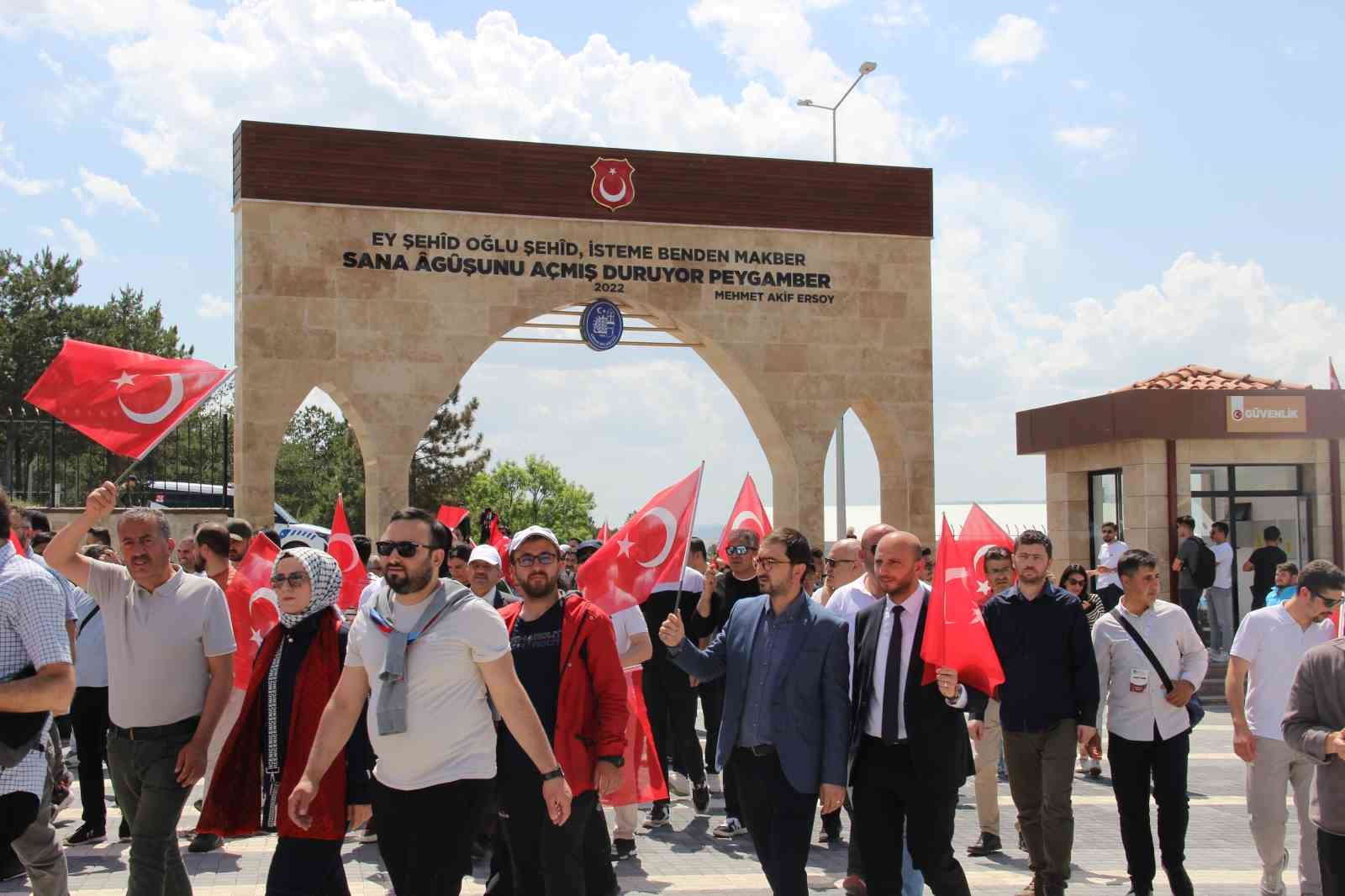 corumda-yuzlerce-universite-ogrencisinden-sehitlere-vefa-yuruyusu