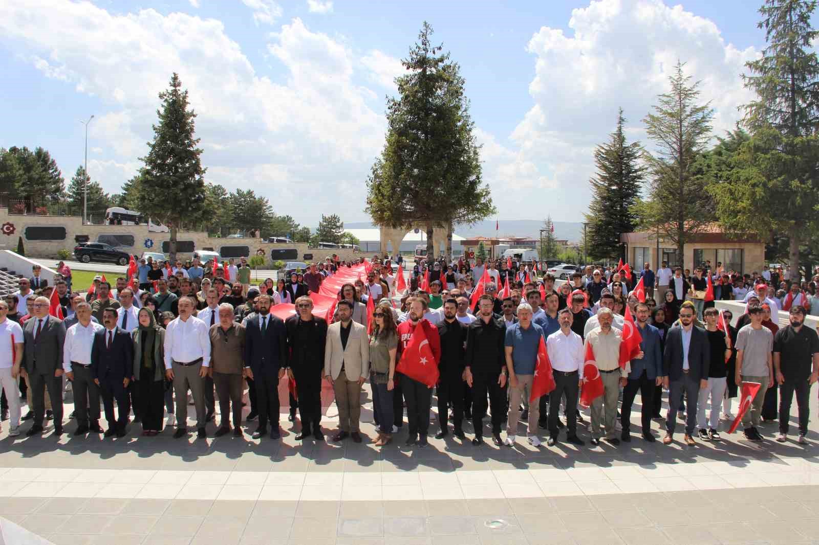 corumda-yuzlerce-universite-ogrencisinden-sehitlere-vefa-yuruyusu