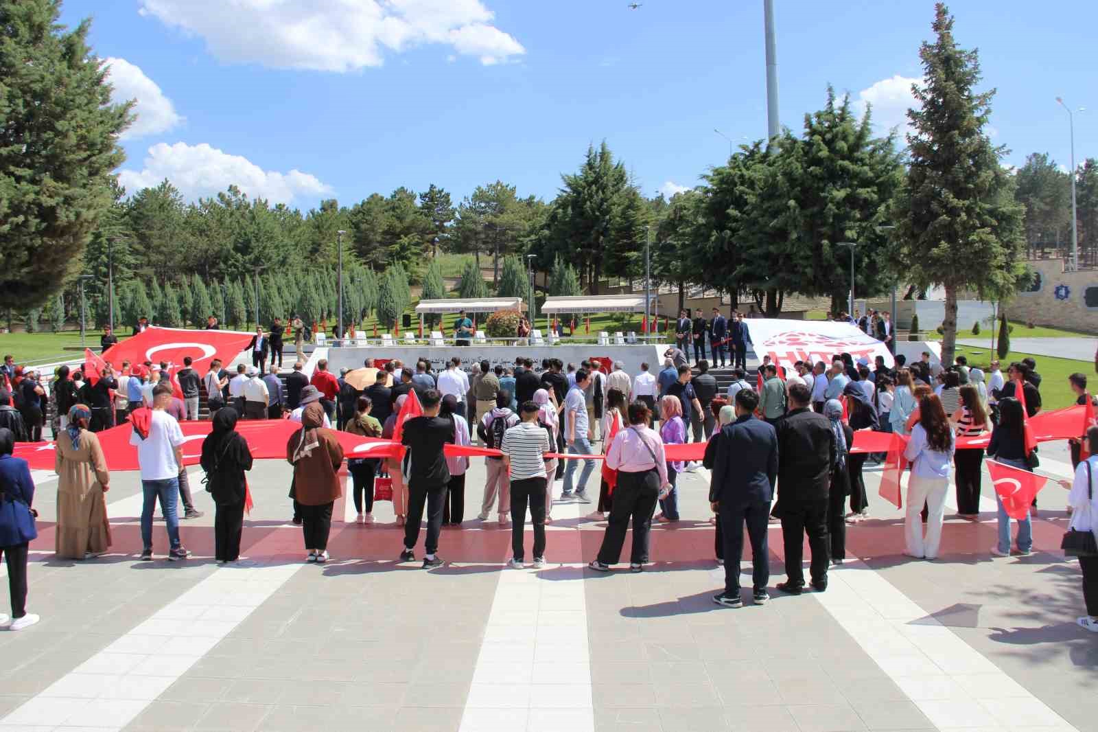 corumda-yuzlerce-universite-ogrencisinden-sehitlere-vefa-yuruyusu