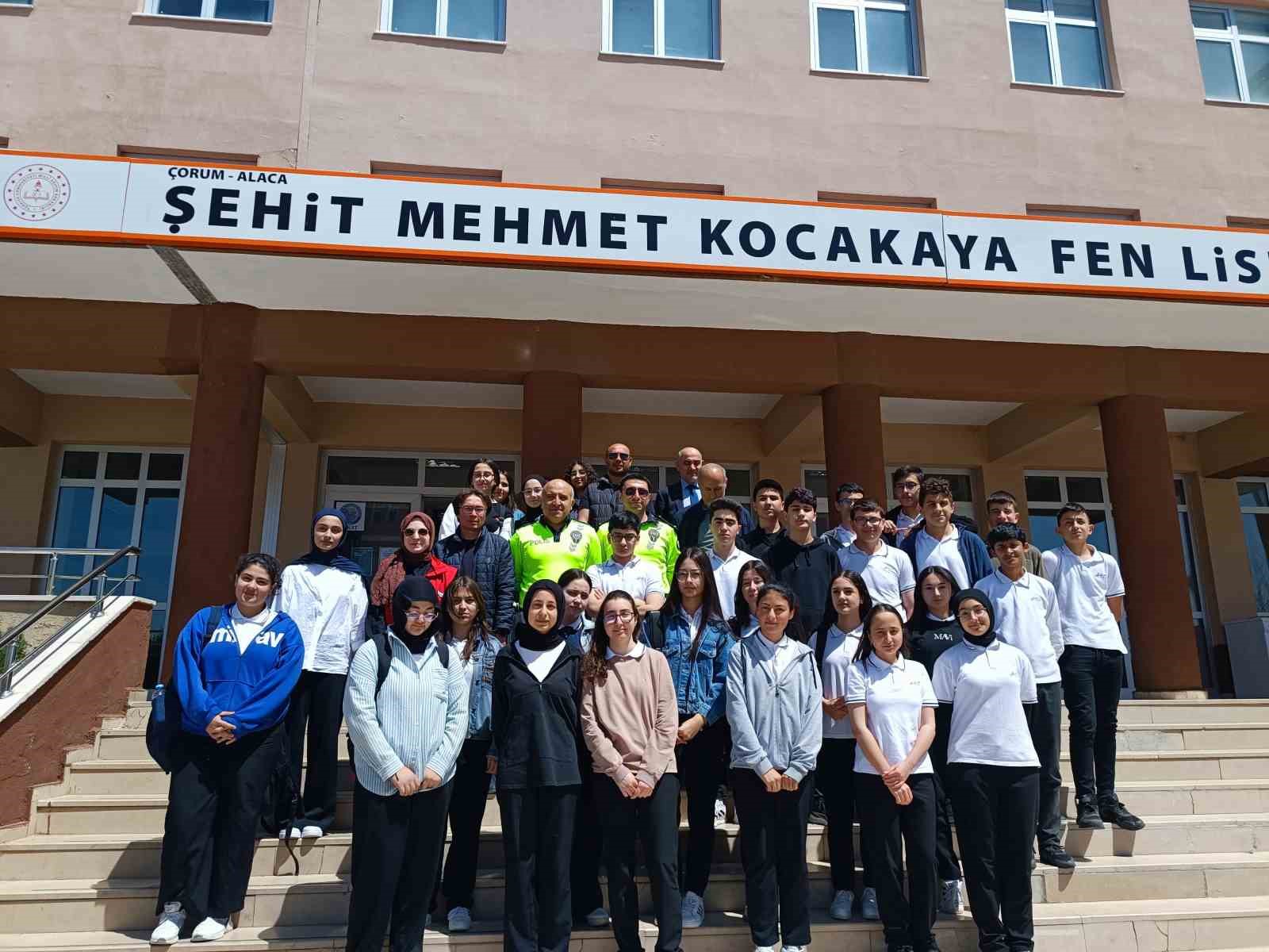 corumun-alaca-ilcesinde-lise-ogrencilerine-motosiklet-guvenligi-semineri