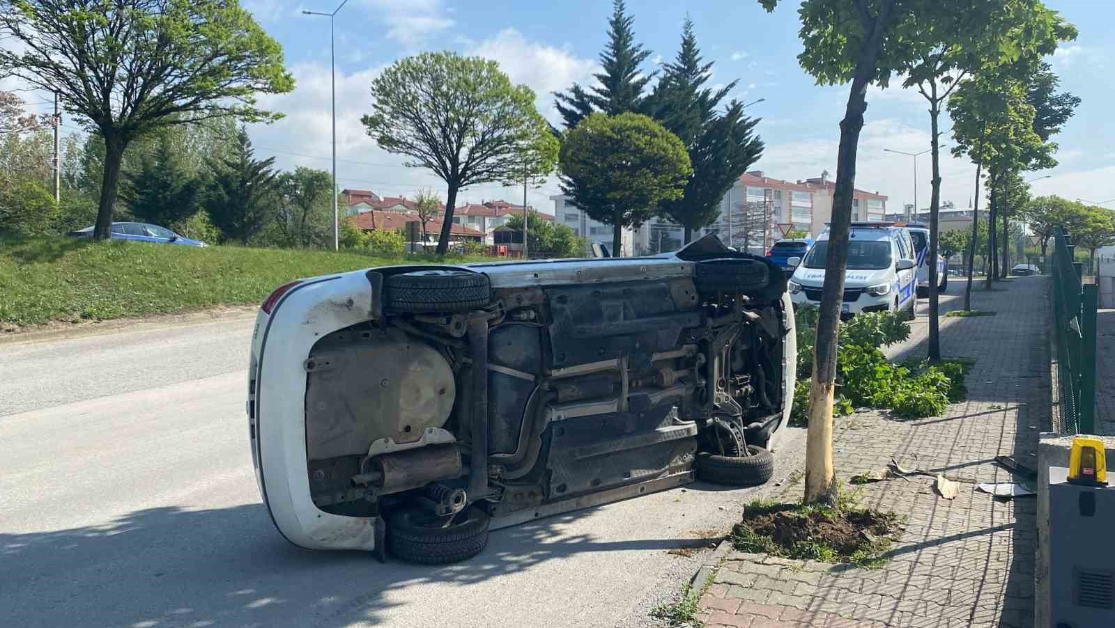 duz-giderken-agaca-carpip-devrildi-o-anlar-kamerada