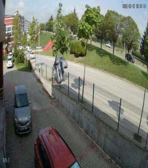 duz-giderken-agaca-carpip-devrildi-o-anlar-kamerada
