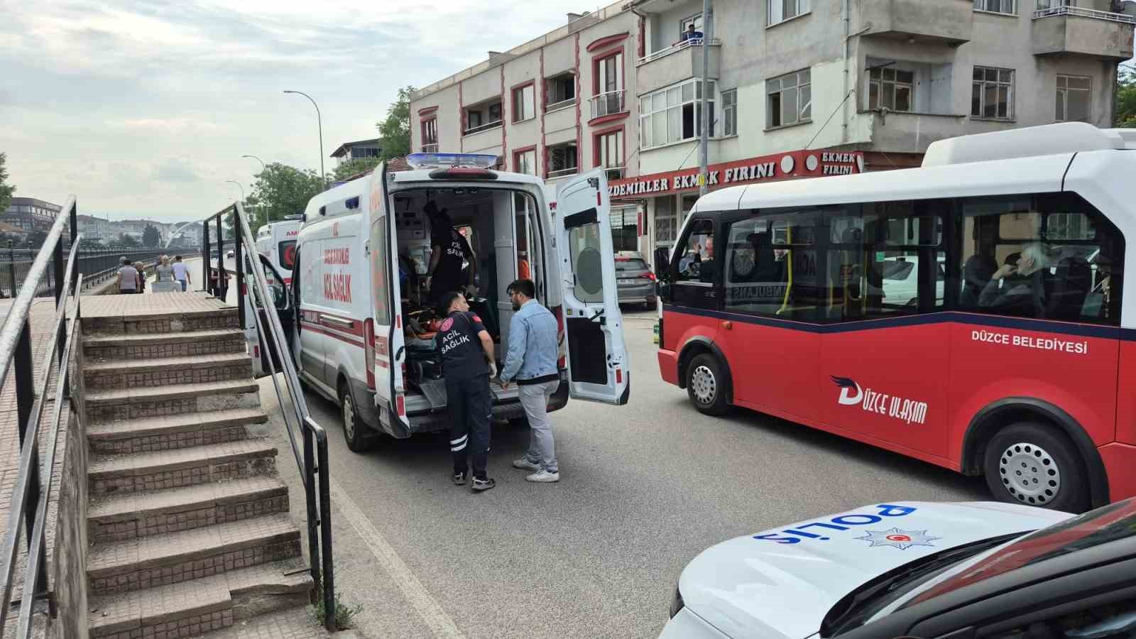 duzcede-motosiklet-yayaya-carpti-2-yarali