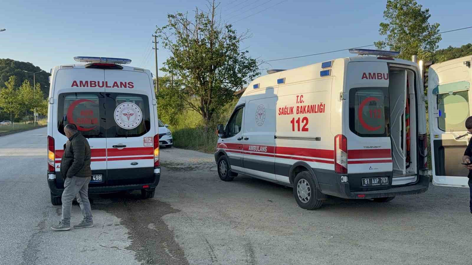 duzcede-otomobil-isiklarda-duran-halk-otobusune-carpti-6-yarali