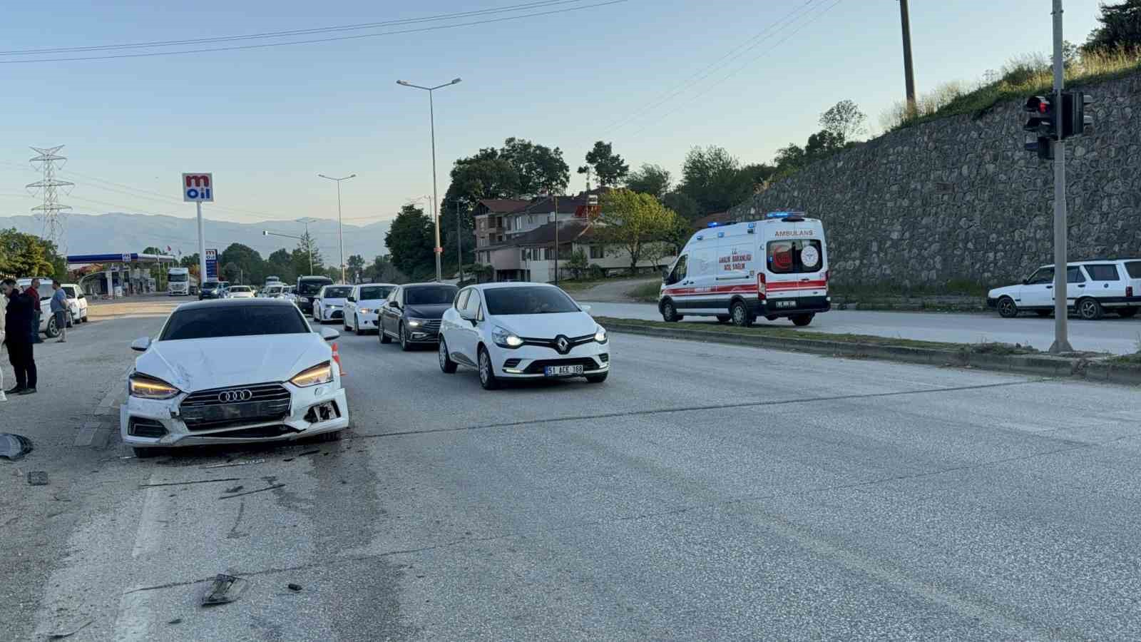 duzcede-otomobil-isiklarda-duran-halk-otobusune-carpti-6-yarali