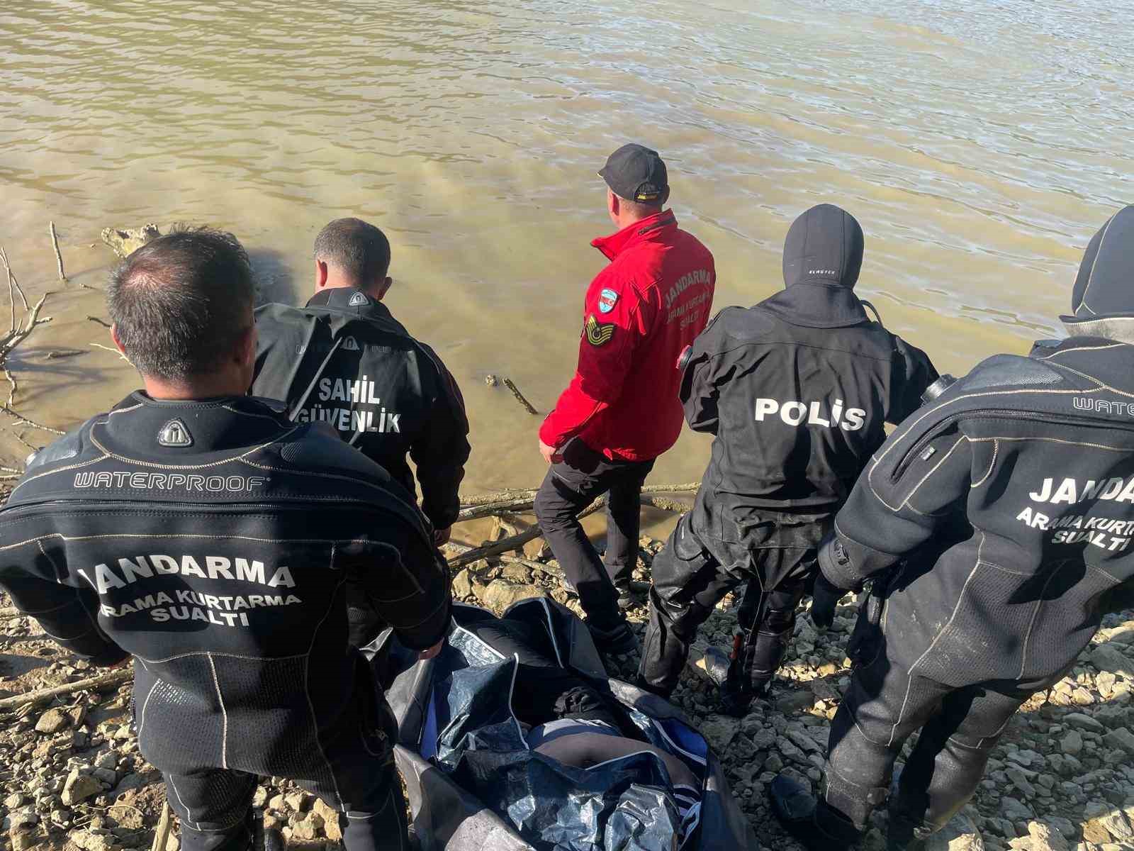 ehliyetini-yeni-alan-genc-araciyla-baraj-golune-ucarak-hayatini-kaybetti
