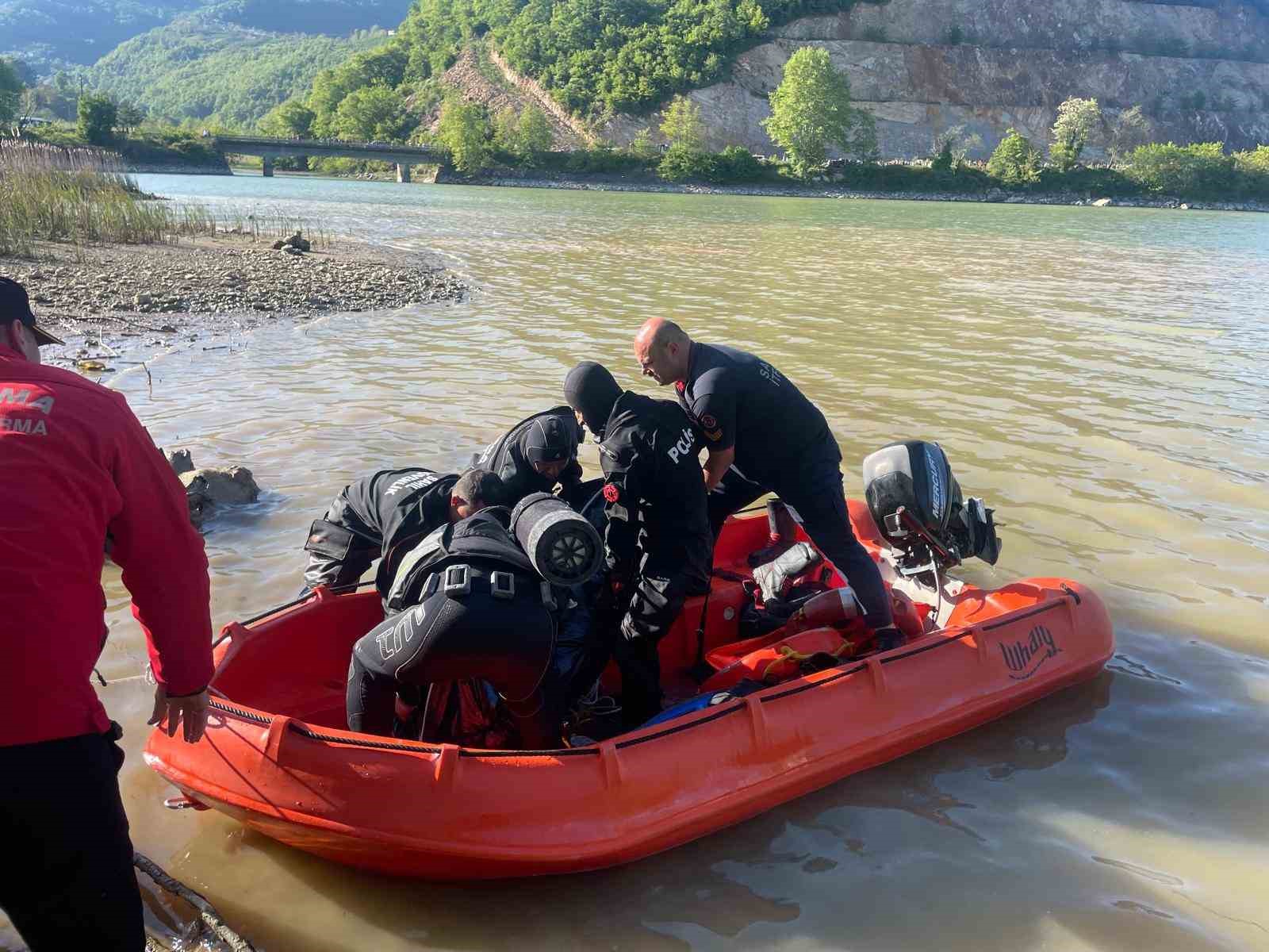ehliyetini-yeni-alan-genc-araciyla-baraj-golune-ucarak-hayatini-kaybetti