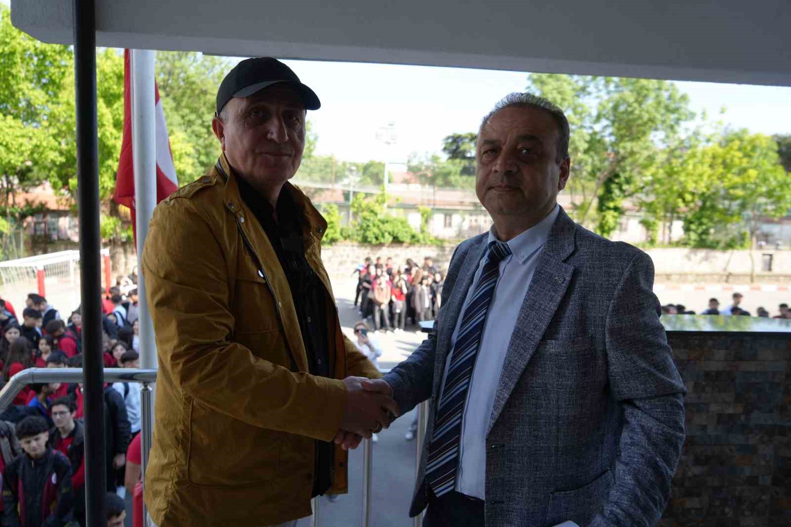 emekliye-ayrilan-45-yillik-ogretmene-veda-ogrenciler-koridorda-siralandi-alkislarla-ugurladi
