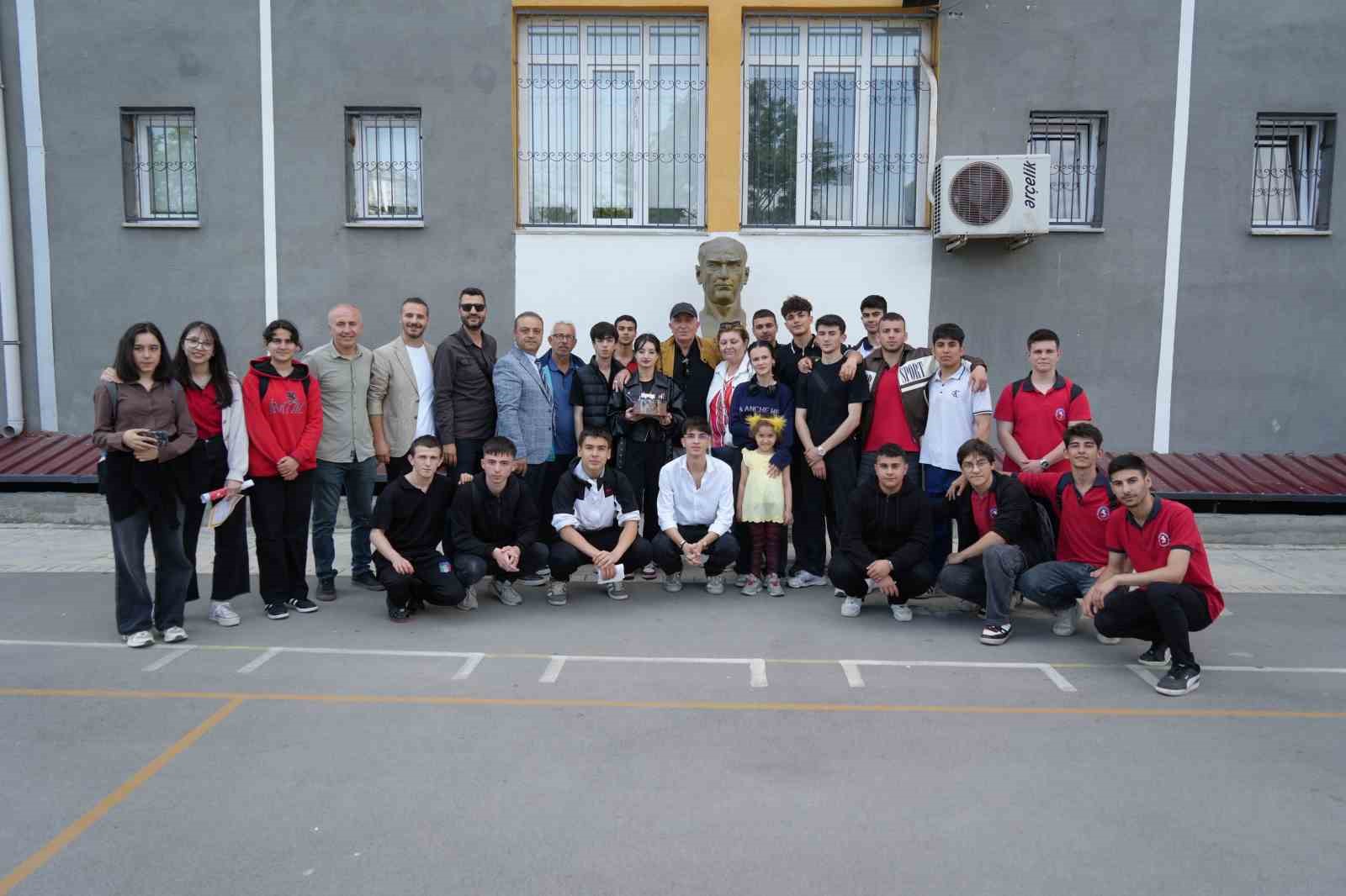 emekliye-ayrilan-45-yillik-ogretmene-veda-ogrenciler-koridorda-siralandi-alkislarla-ugurladi