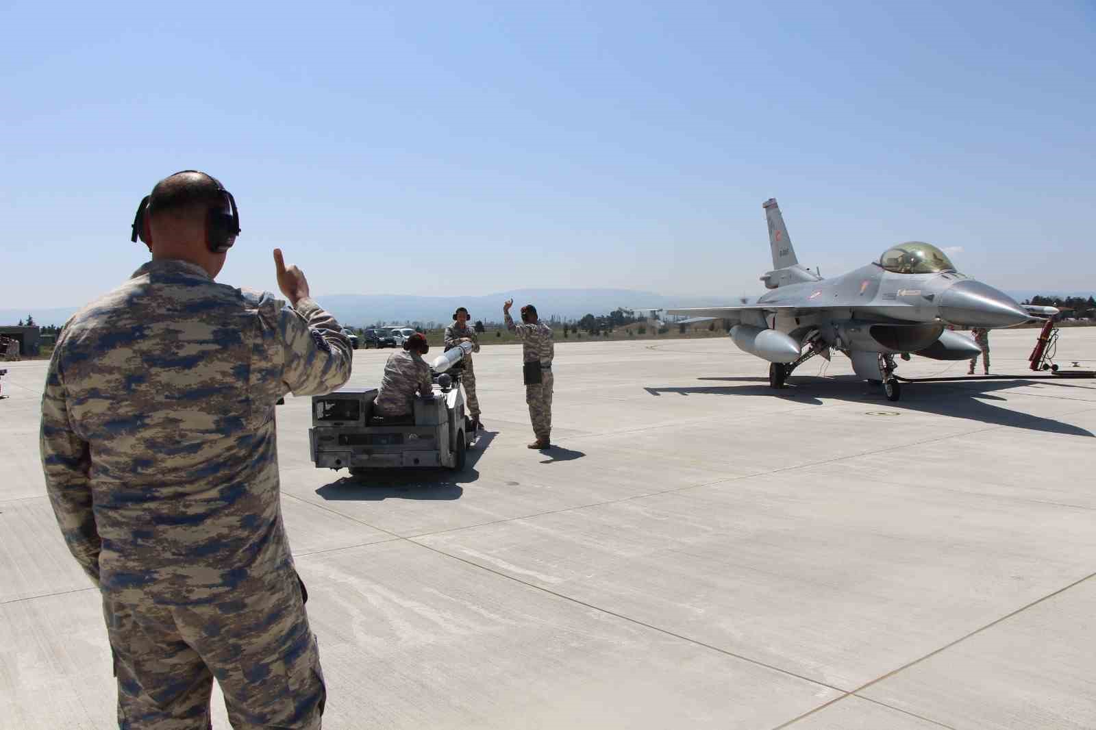 f-16lar-zorlu-goreve-15-dakikada-hazirlaniyor