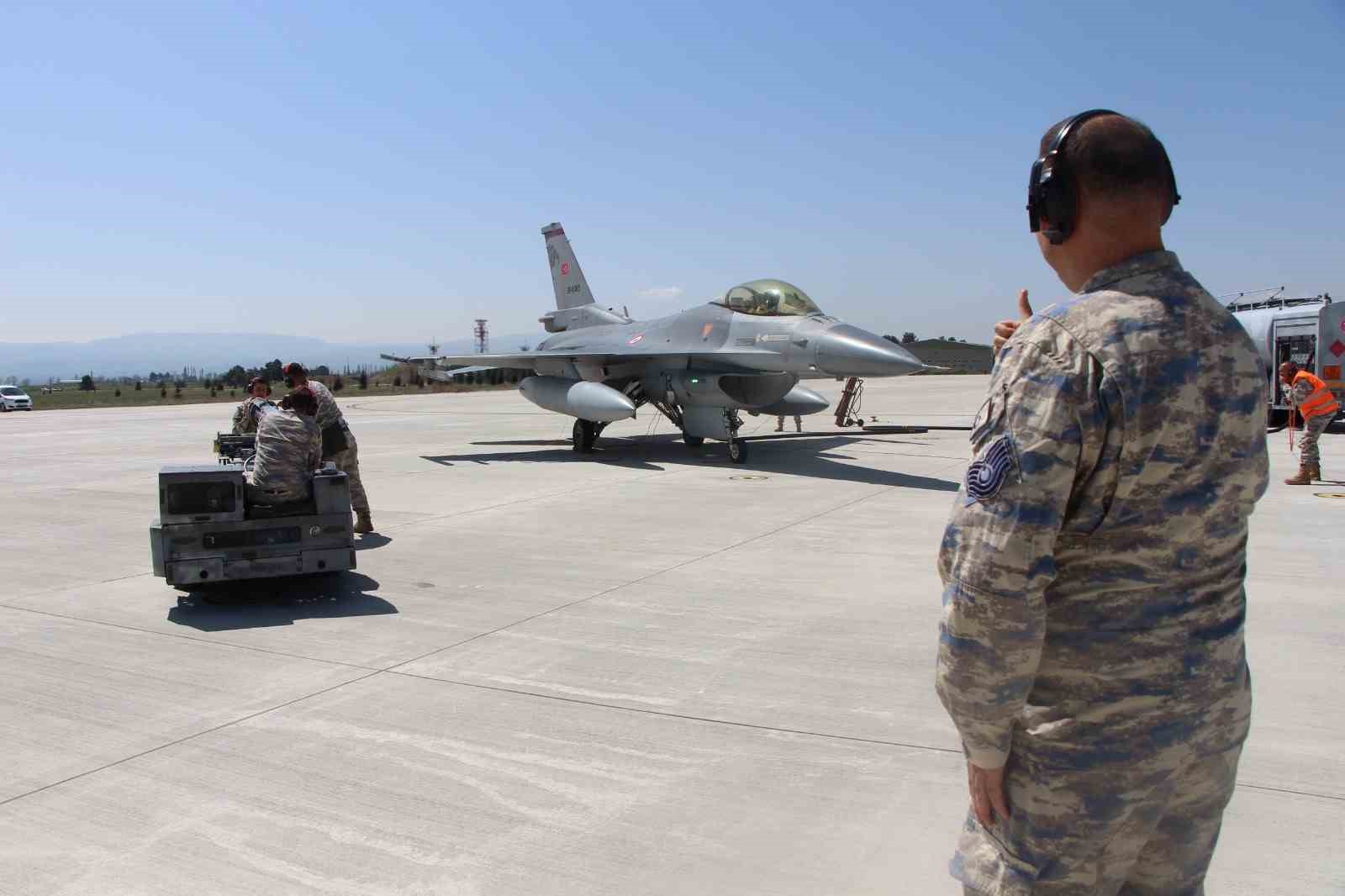 f-16lar-zorlu-goreve-15-dakikada-hazirlaniyor