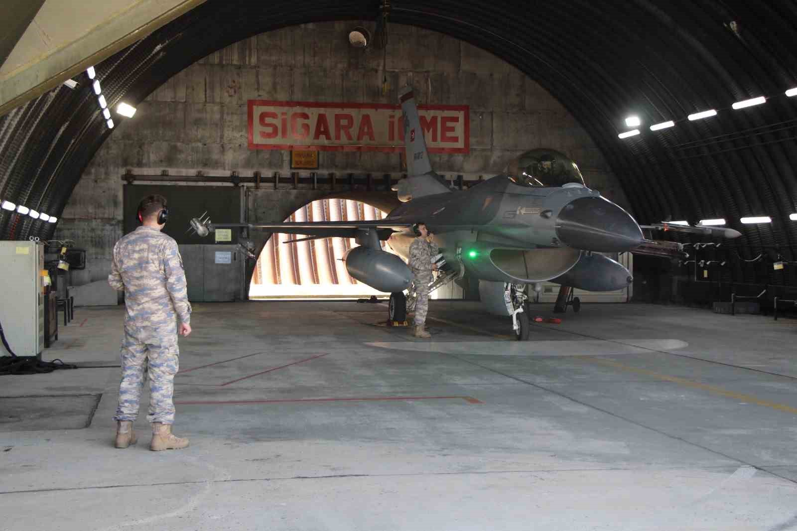 f-16lar-zorlu-goreve-15-dakikada-hazirlaniyor