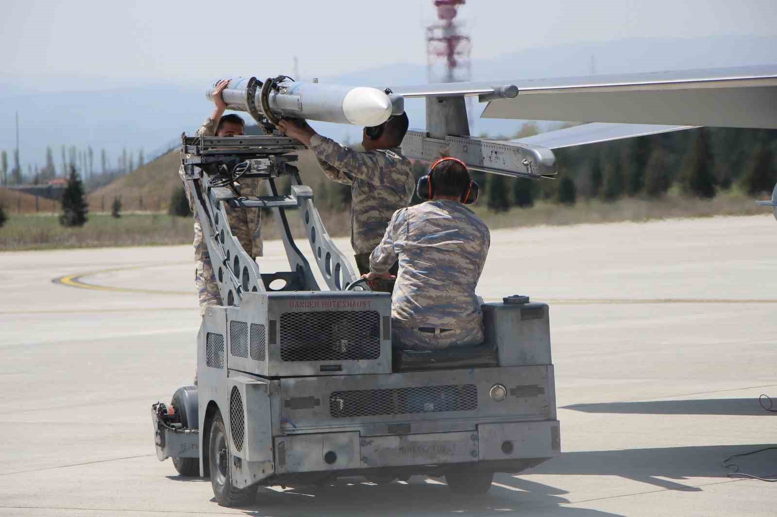 f-16lar-zorlu-goreve-15-dakikada-hazirlaniyor