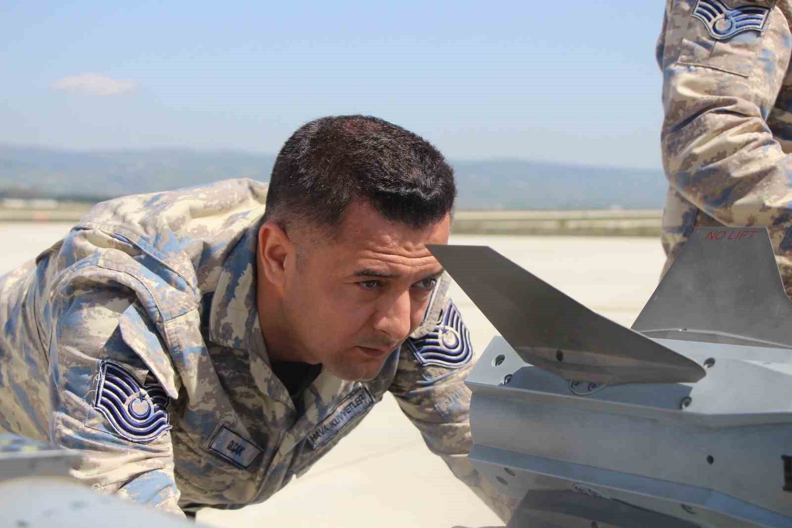 f-16lar-zorlu-goreve-15-dakikada-hazirlaniyor