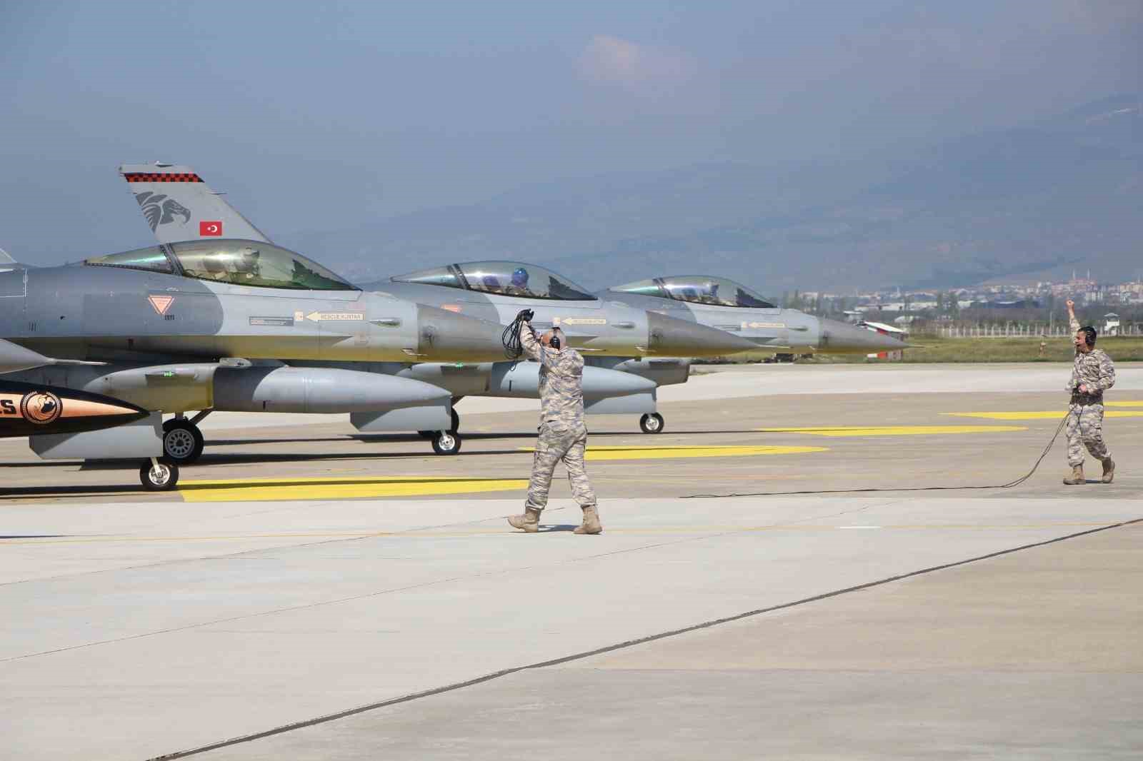 f-16lar-zorlu-goreve-15-dakikada-hazirlaniyor