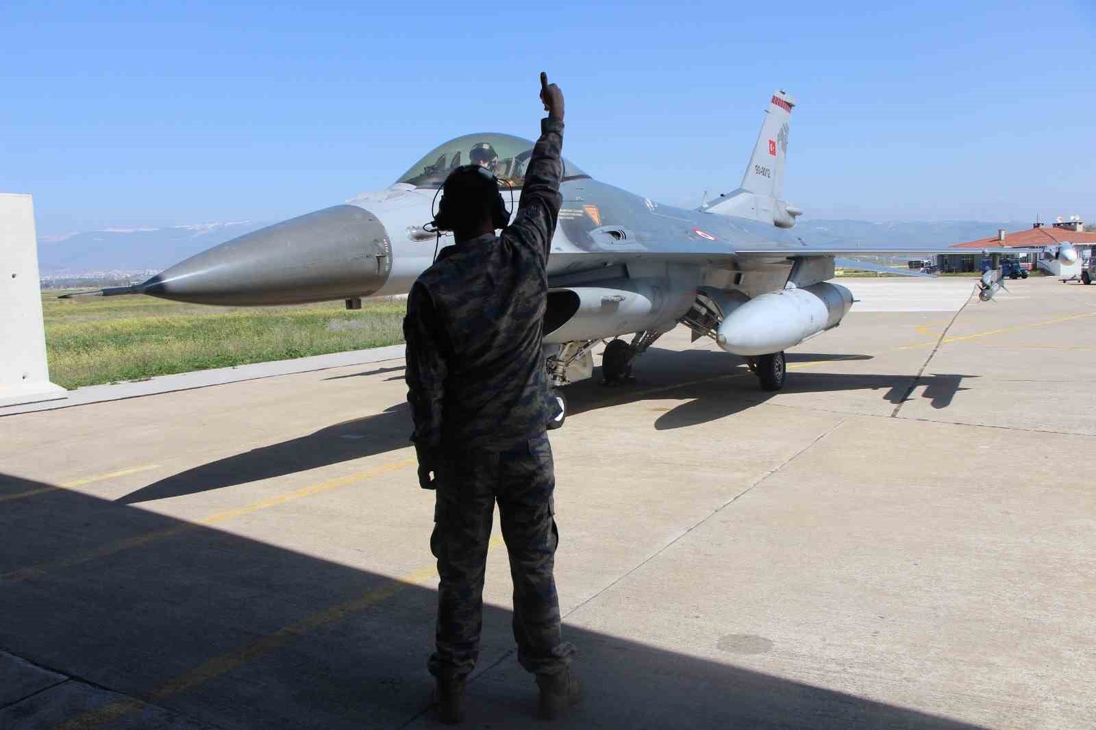 f-16lar-zorlu-goreve-15-dakikada-hazirlaniyor