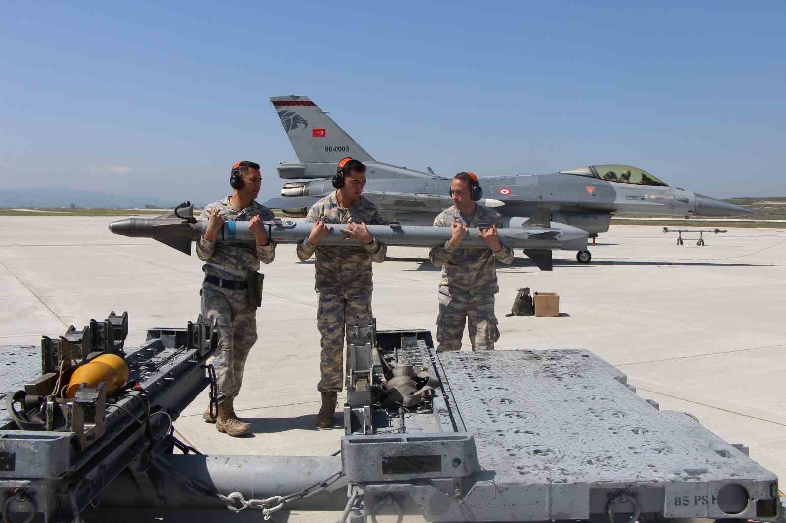 f-16lar-zorlu-goreve-15-dakikada-hazirlaniyor