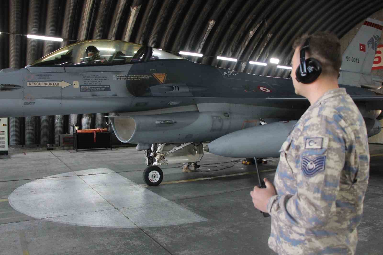 f-16lar-zorlu-goreve-15-dakikada-hazirlaniyor