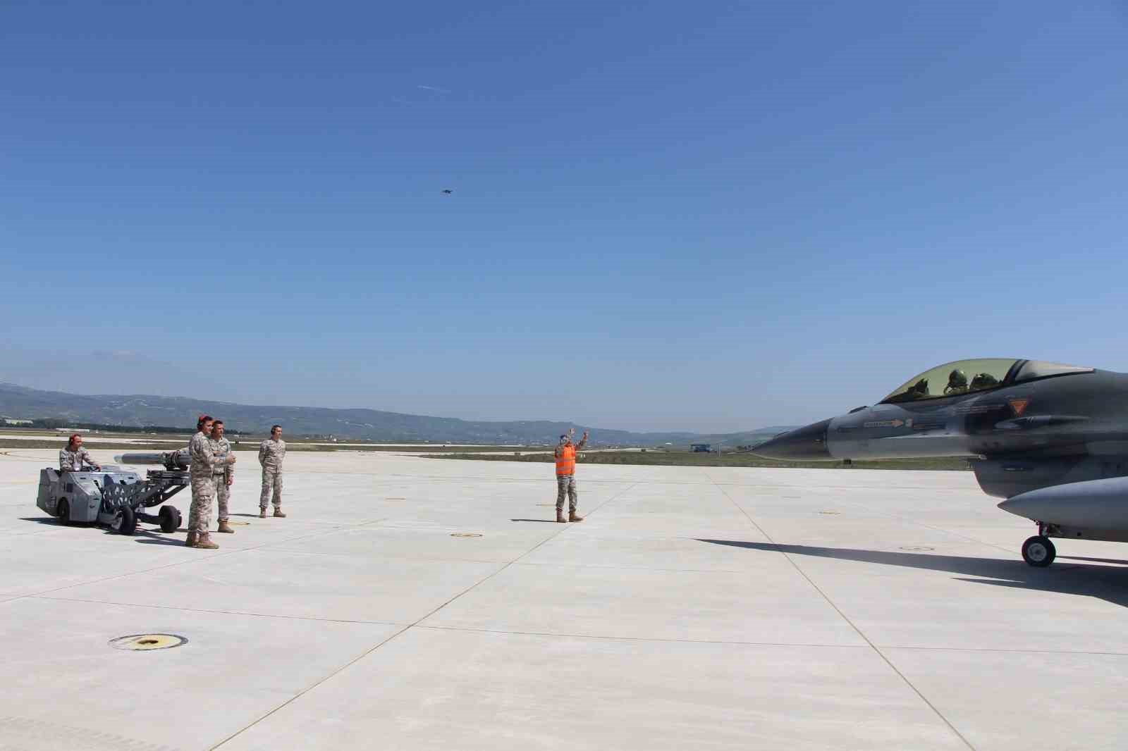 f-16lar-zorlu-goreve-15-dakikada-hazirlaniyor