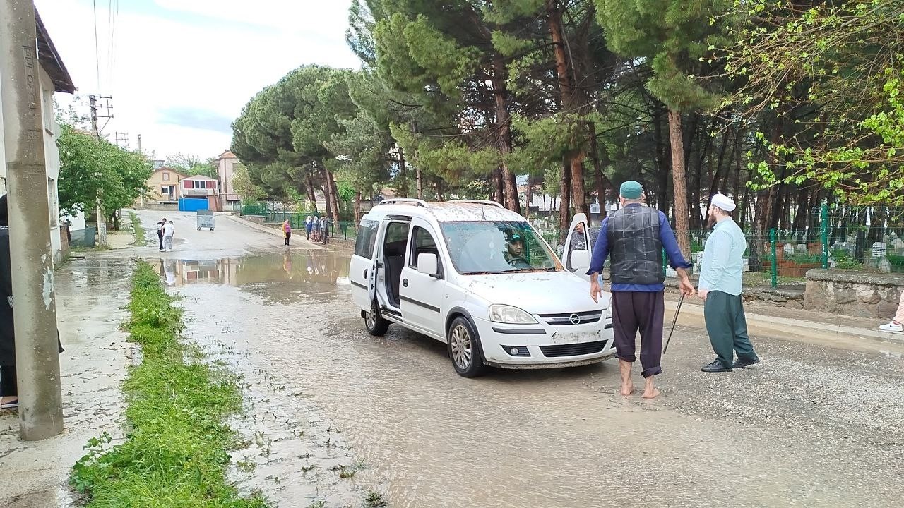 findik-buyuklugunde-yagan-dolu-trafik-kazasini-beraberinde-getirdi-1-yarali