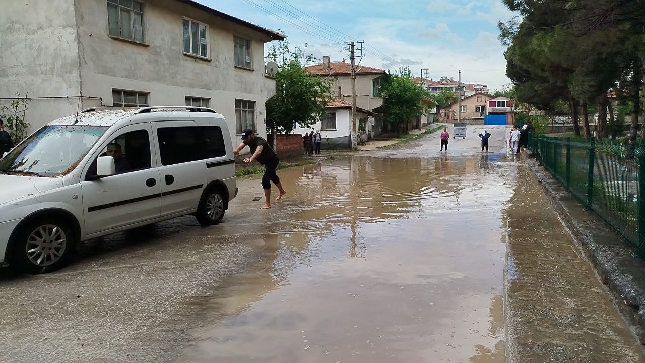 findik-buyuklugunde-yagan-dolu-trafik-kazasini-beraberinde-getirdi-1-yarali