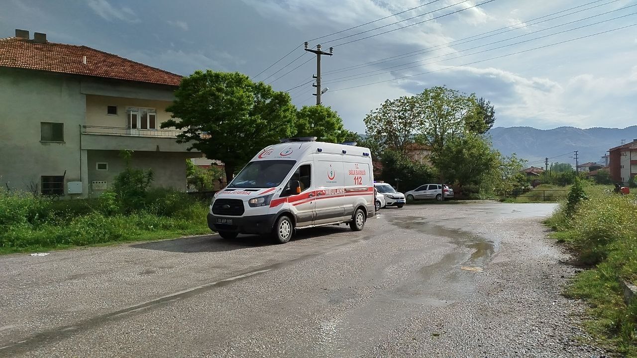 findik-buyuklugunde-yagan-dolu-trafik-kazasini-beraberinde-getirdi-1-yarali