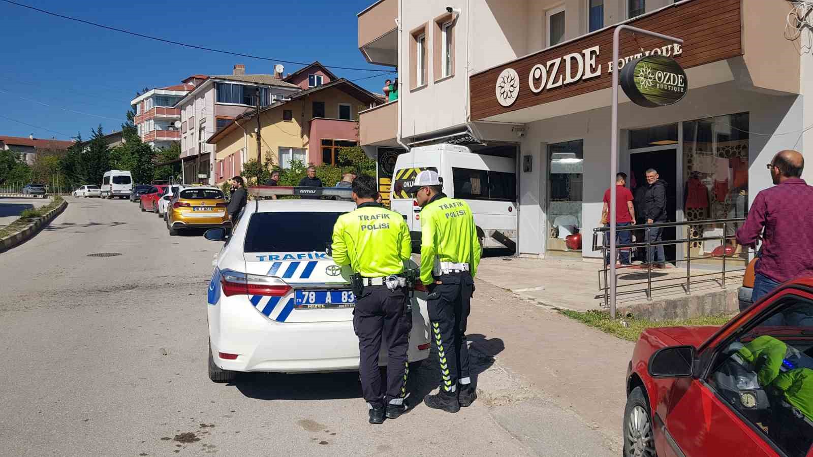 frenleri-tutmayan-ogrenci-servisi-is-yerine-daldi-faciadan-donuldu