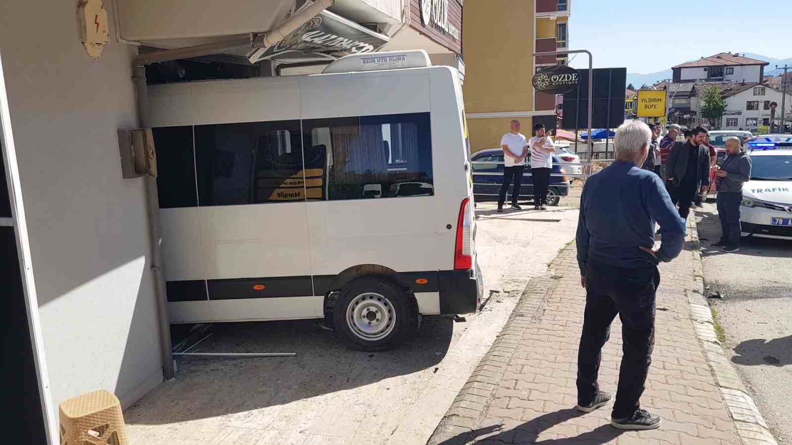 frenleri-tutmayan-ogrenci-servisi-is-yerine-daldi-faciadan-donuldu