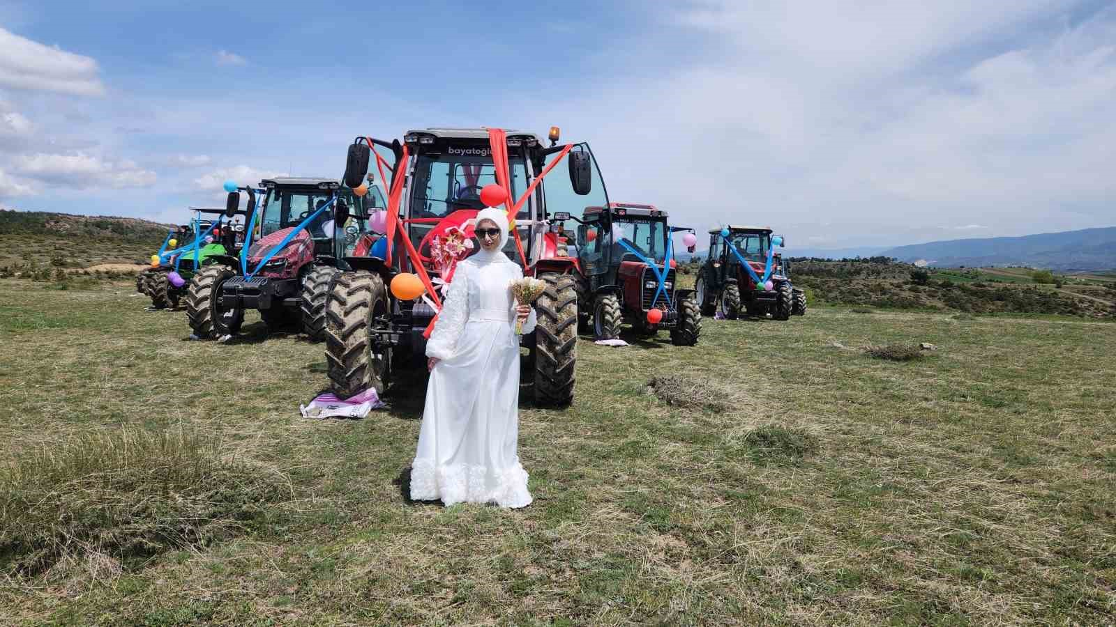 gelin-direksiyon-basina-gecti-traktor-ciftci-ciftin-gelin-arabasi-oldu