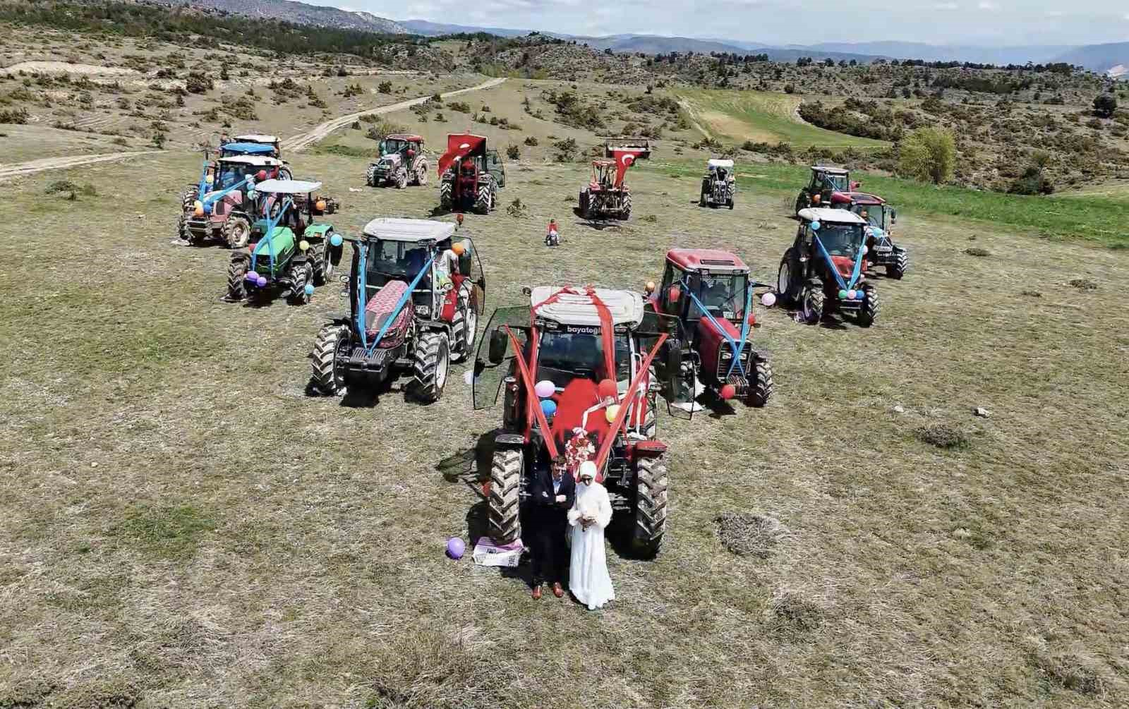 gelin-direksiyon-basina-gecti-traktor-ciftci-ciftin-gelin-arabasi-oldu