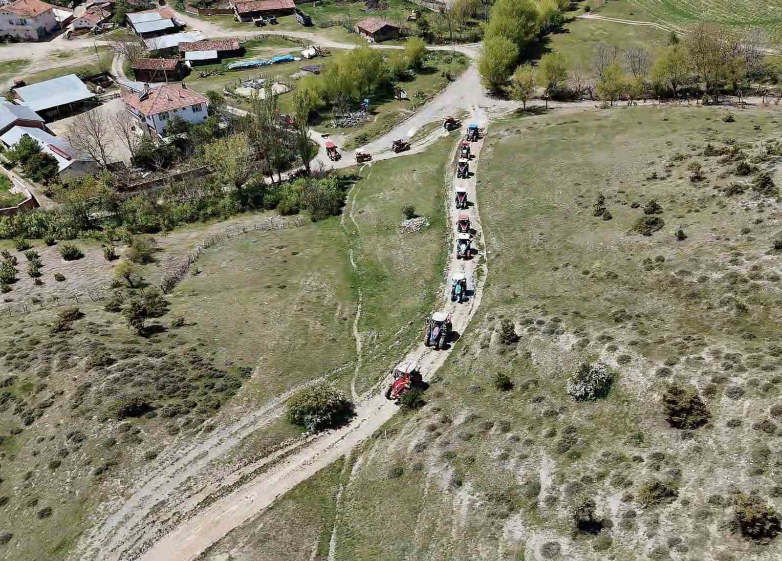 gelin-direksiyon-basina-gecti-traktor-ciftci-ciftin-gelin-arabasi-oldu
