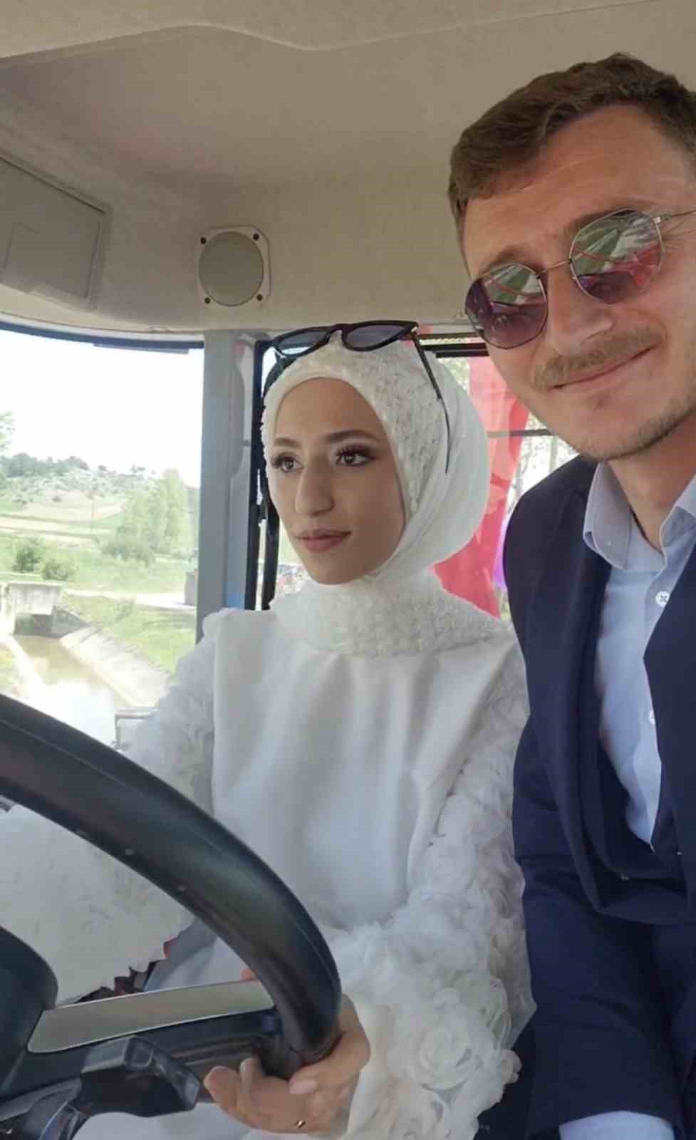 gelin-direksiyon-basina-gecti-traktor-ciftci-ciftin-gelin-arabasi-oldu