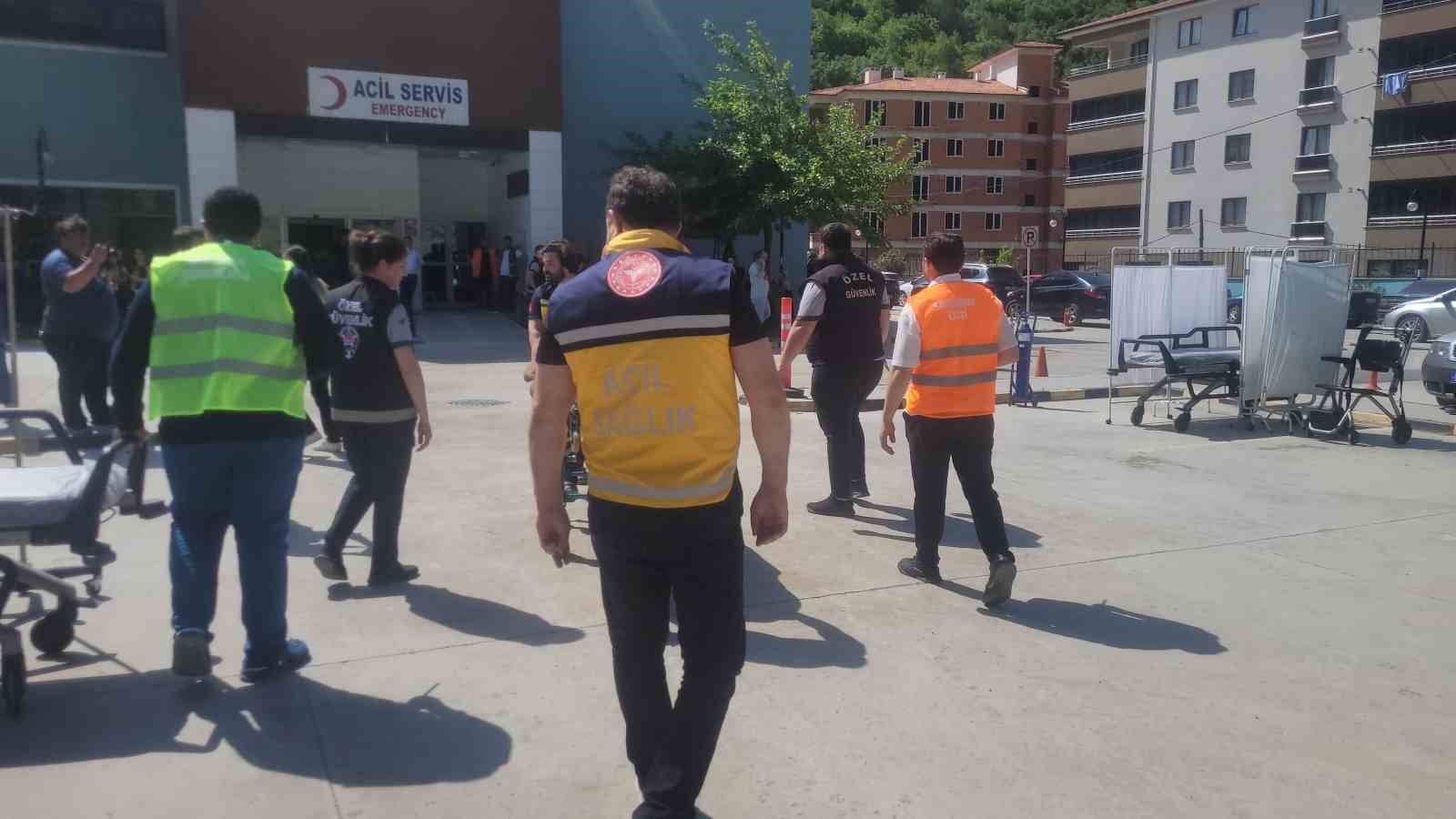 hastanedeki-yangin-tatbikatinda-ogrencilerin-performansi-gercegi-aratmadi