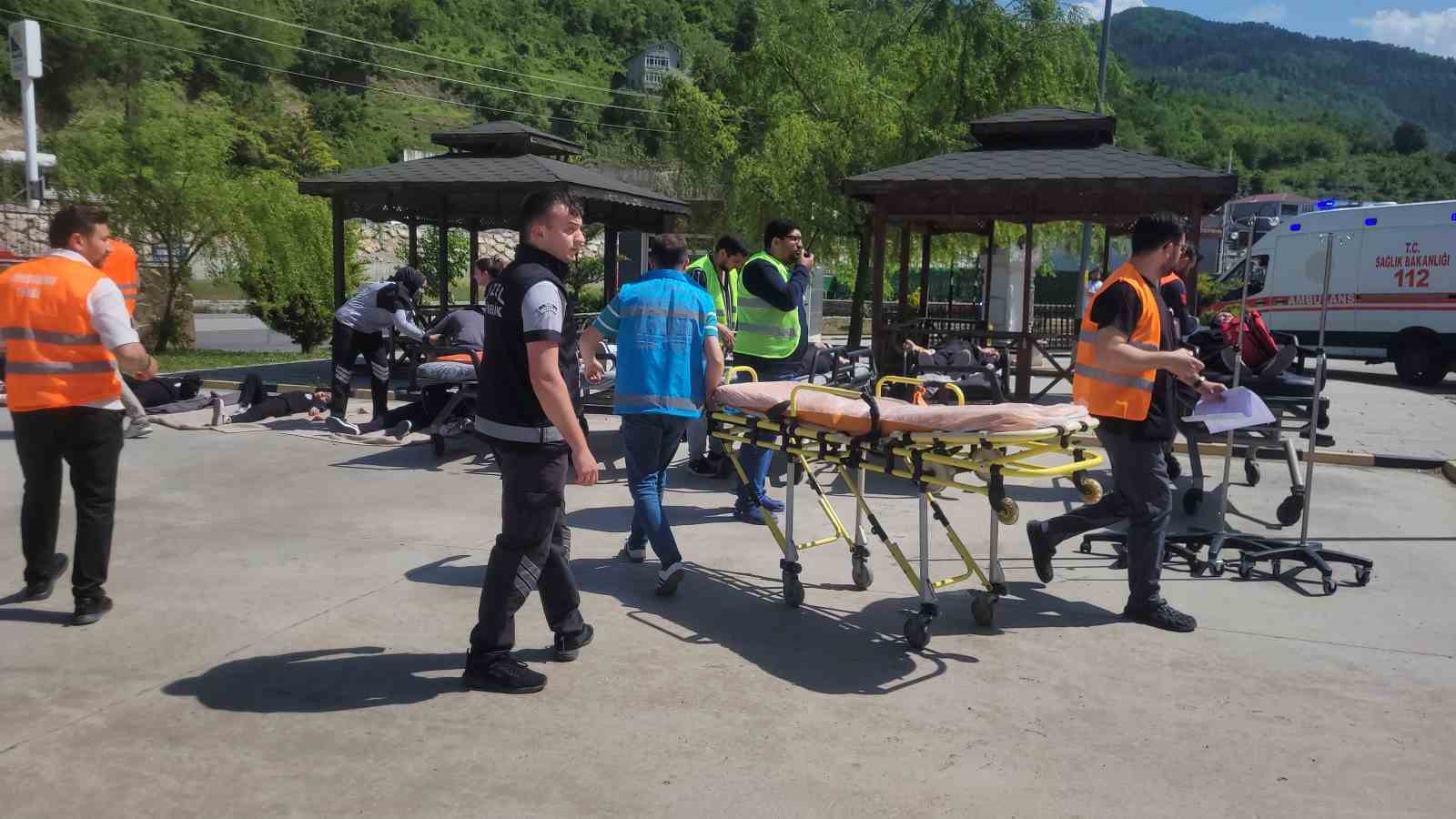 hastanedeki-yangin-tatbikatinda-ogrencilerin-performansi-gercegi-aratmadi