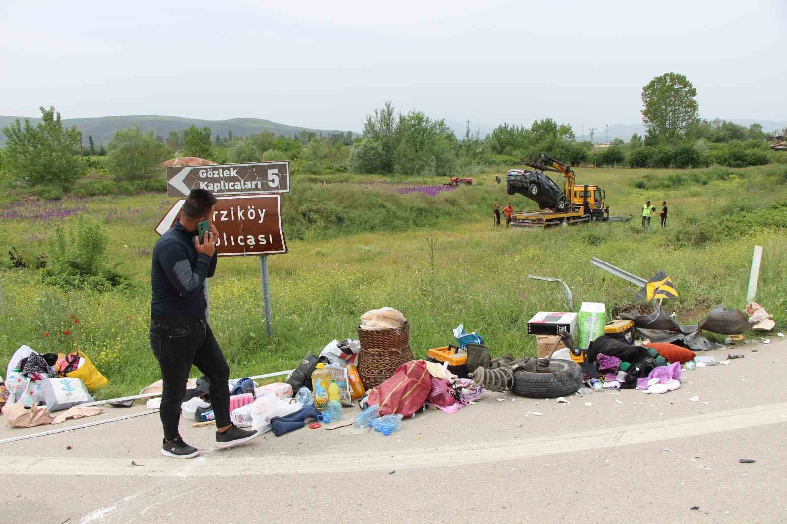 hizla-ilerleyen-otomobil-onundeki-araca-carparak-sarampole-uctu