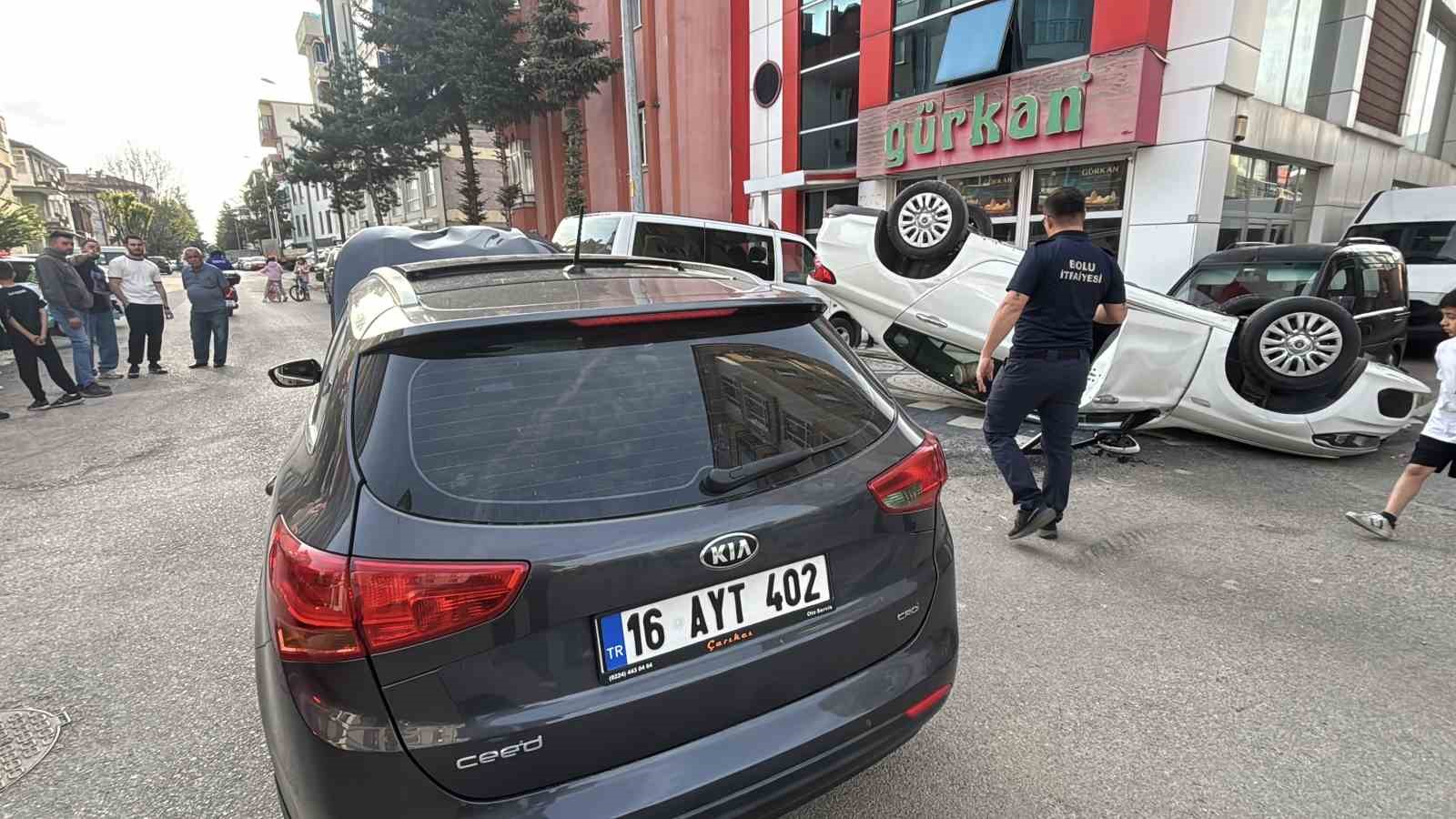 iki-otomobil-carpisti-araclardan-biri-takla-atti-1-yarali