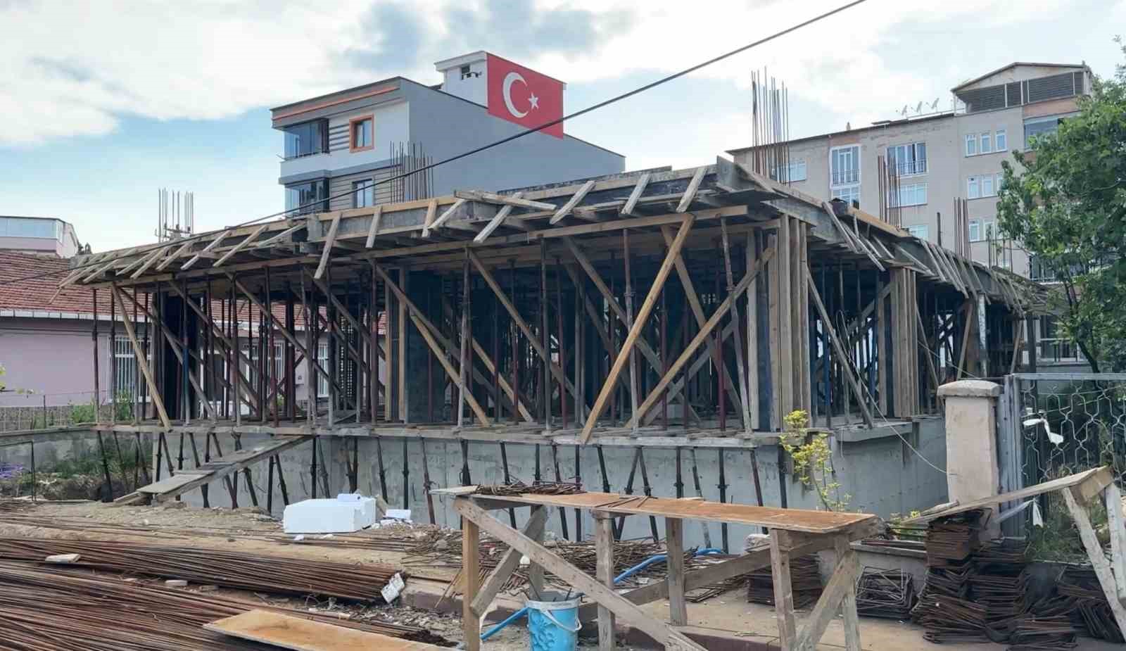 insaatta-temizlik-yaparken-2-bucuk-metreden-dustu