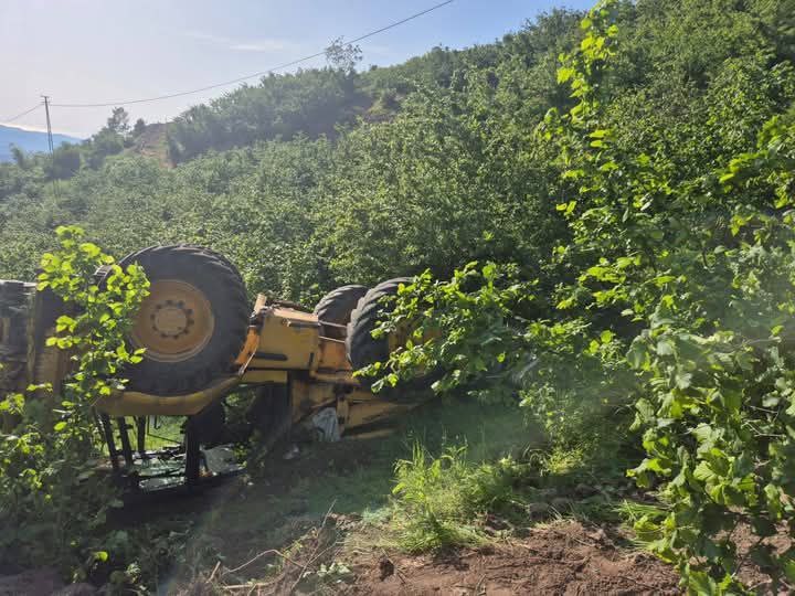 is-makinasi-sarampole-devrildi-operator-atlayarak-kurtuldu