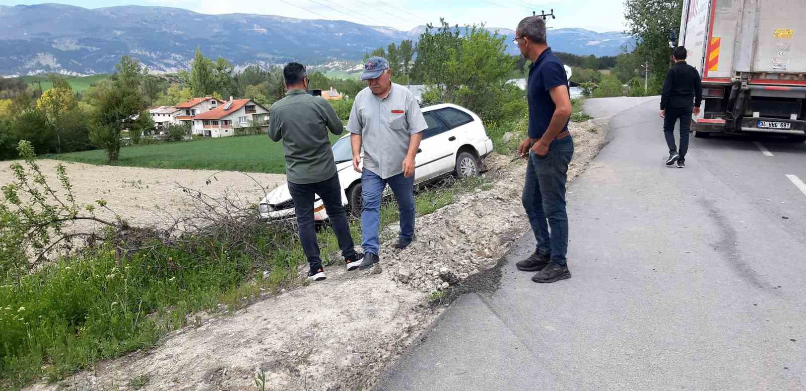 kamyona-carpmamak-icin-manevra-yapti-faciadan-donuldu