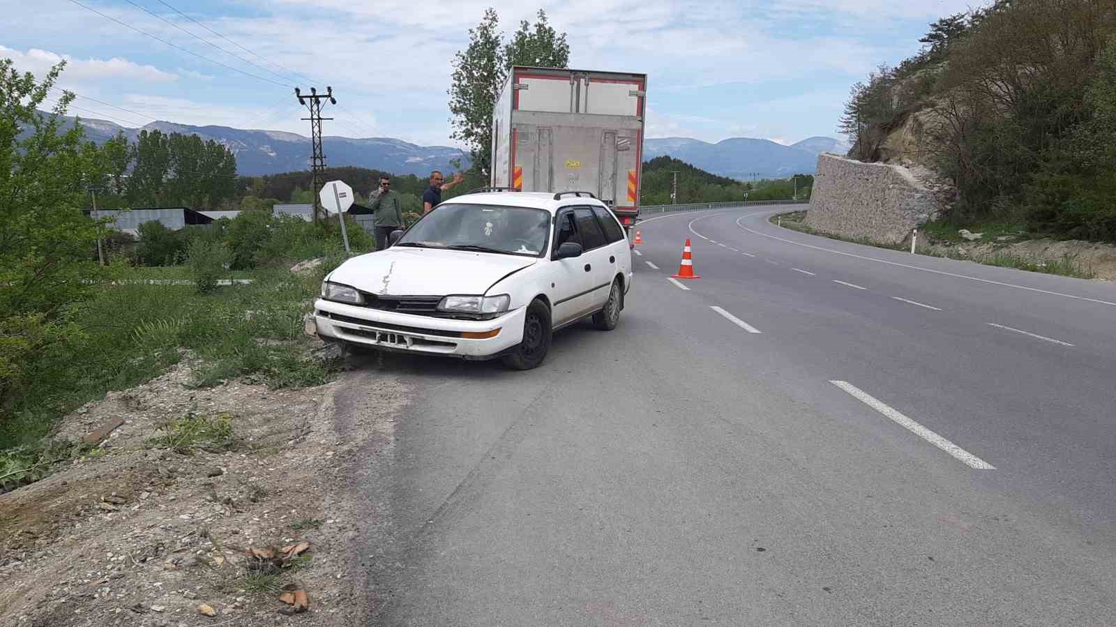 kamyona-carpmamak-icin-manevra-yapti-faciadan-donuldu