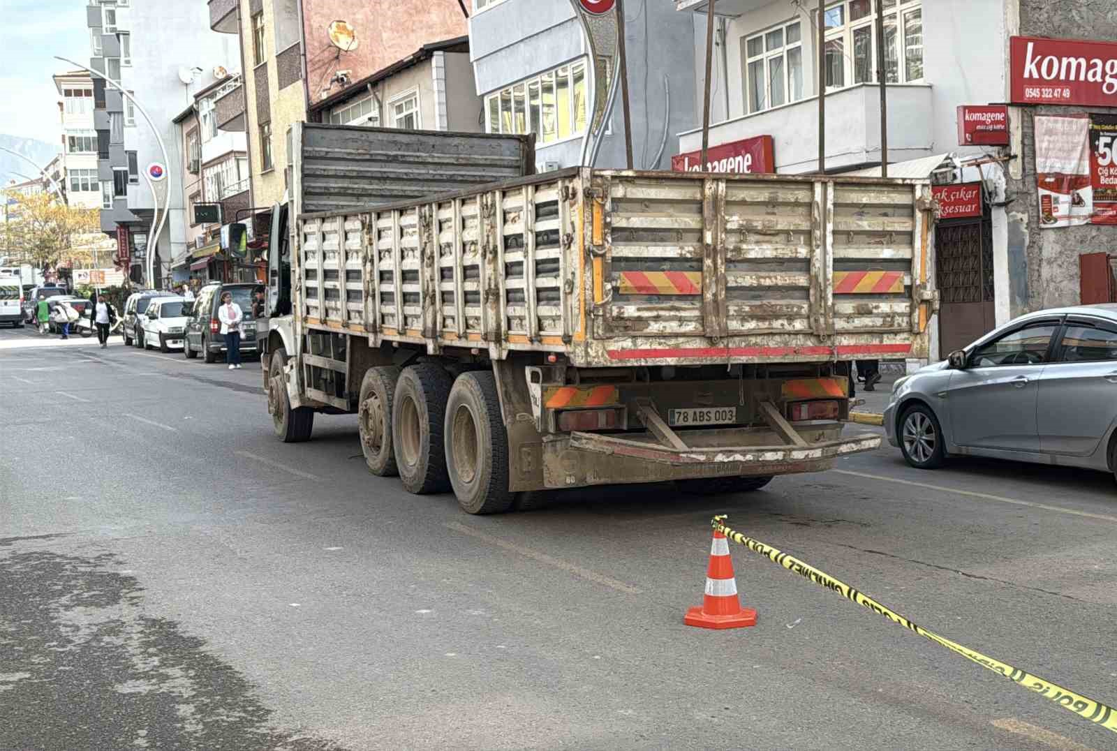 kamyonun-carptigi-genc-kiz-hayatini-kaybetti